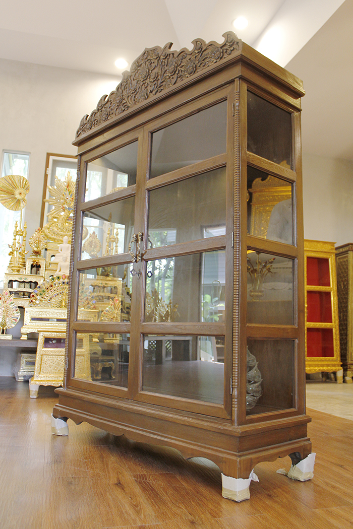 ตู้พระไตรปิฎก ไม้สักทั้งหลัง ประดับจั่วด้านบน ทรงตรง มาตรฐาน สูง 180 cm หน้ากว้าง 115cm แข็งแรงโด่ดเด่น และสวยงาม สำหรับบรรจุพระไตรปิฎก 91 เล่มไทย ราคาตู้ 15,700.- 