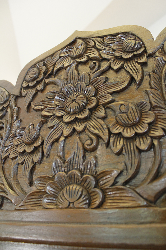 ตู้พระไตรปิฎก ไม้สักทั้งหลัง ประดับจั่วด้านบน ทรงตรง มาตรฐาน สูง 180 cm หน้ากว้าง 115cm แข็งแรงโด่ดเด่น และสวยงาม สำหรับบรรจุพระไตรปิฎก 91 เล่มไทย ราคาตู้ 15,700.- 