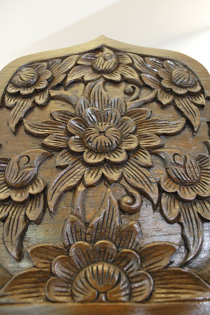 ตู้พระไตรปิฎก ไม้สักทั้งหลัง ประดับจั่วด้านบน ทรงตรง มาตรฐาน สูง 180 cm หน้ากว้าง 115cm แข็งแรงโด่ดเด่น และสวยงาม สำหรับบรรจุพระไตรปิฎก 91 เล่มไทย ราคาตู้ 15,700.- 