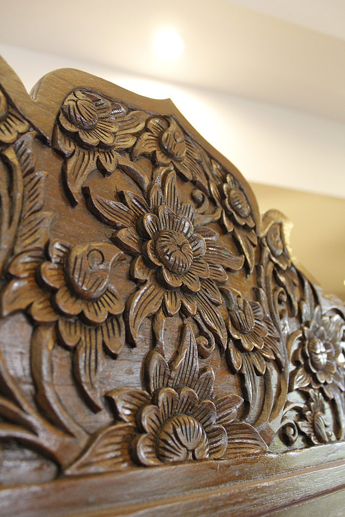 ตู้พระไตรปิฎก ไม้สักทั้งหลัง ประดับจั่วด้านบน ทรงตรง มาตรฐาน สูง 180 cm หน้ากว้าง 115cm แข็งแรงโด่ดเด่น และสวยงาม สำหรับบรรจุพระไตรปิฎก 91 เล่มไทย ราคาตู้ 15,700.- 