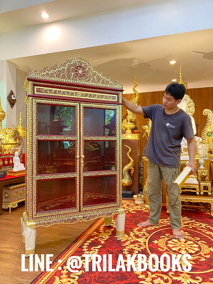 ตู้พระไตรปิฎก สีแดงประดับจั่วด้านบน ราคา 9500 บาท