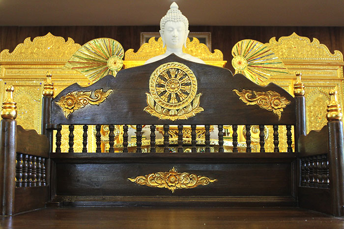 ธรรมาสน์ ไม้สักทั้งหลัง และสลักลายดอกไม้ ลงรักปิดทอง
งานหัตถกรรมฝือมือล้วน จากช่างผู้ชำนาญการในการ
จัดทำเฟอร์นิเจอร์ จัดส่งโดย ศูนย์ส่งพระไตรปิฎกทั่วไทย
ราคา 23,000 บาท
ยังไม่รวมค่าจัดส่งทั่วไทย 
