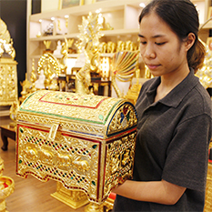 หีบไม้แบบลงรักปิดทองสำหรับ ใส่สิ่งของ ในห้องพระ
งานไม้เบญจพรรณ แบบลงรักปิดทอง พร้อมประดับกระจกสี