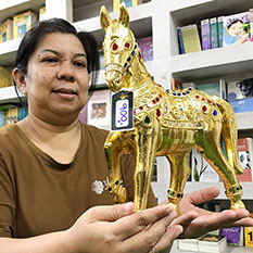 ม้าไม้-ลงรักปิดทอง-ประดับกระจกสี--งานไม้เบญจพรรณ-แบบลงรักปิดทอง-พร้อมประดับกระจกสี