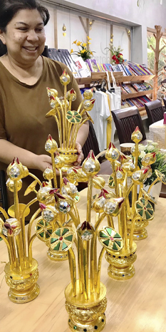 ดอกบัว-ลงรักปิดทอง-ประดับกระจกสี-ราคา-คู่ละ-750บาท