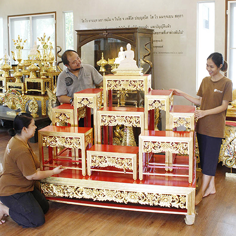 โต๊ะหมู่บูชาพระไม้สักทั้งหลัง-สลักลายดอกไม้-ลงรักปิดทอง