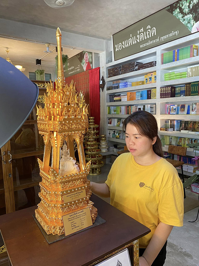 บุษบกไม้สักทองปิดทองประดับกระจก (Busabok Miniature Pavilion)