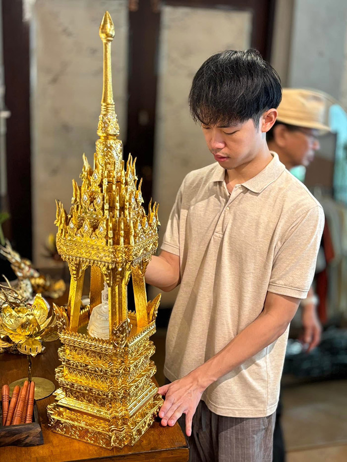 บุษบกสถาปัตยกรรมไทยย่อส่วน เนื้อไม้สักปิดทองประดับกระจก