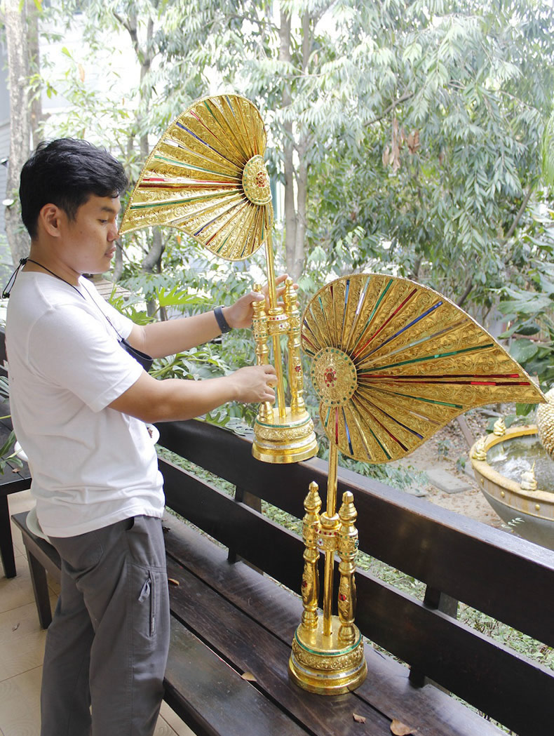 พัดโบกใบลานแท้ปิดทอง
ราคาคู่ละ 3400 บาท