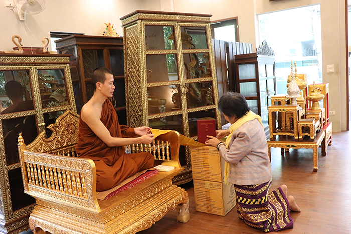 ตู้ไม้สักสำหรับใส่หนังสือพระไตรปิฎก91เล่มภาษาไทย