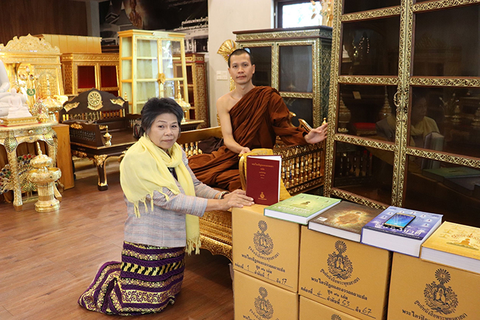 ตู้ไม้สักสำหรับใส่หนังสือพระไตรปิฎก91เล่มภาษาไทย