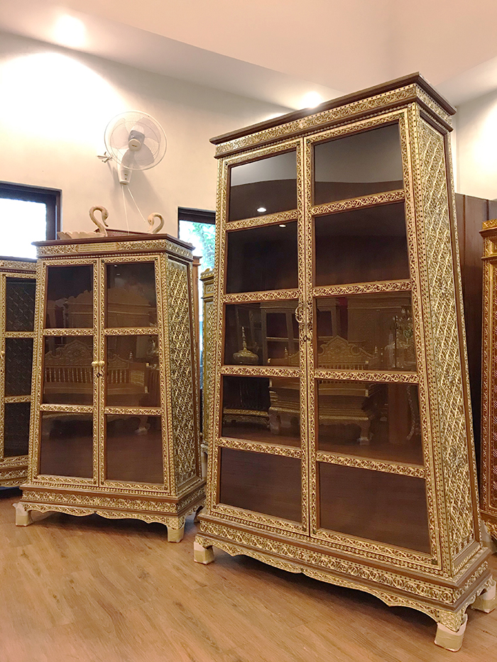 ตู้พระไตรปิฎกไม้สัก จากศูนย์จัดส่งพระไตรปิฎกทั่วไทย