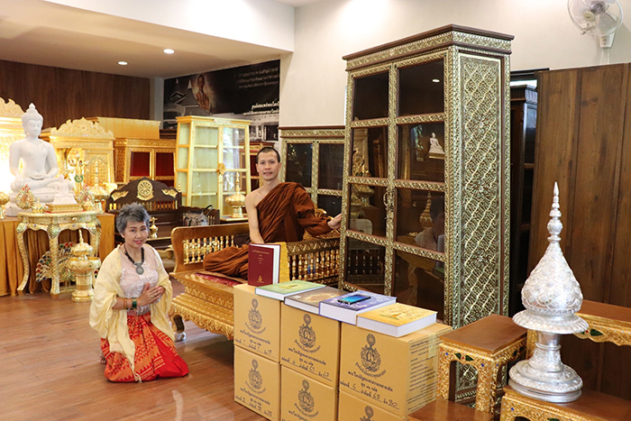 ตู้ไม้สักสำหรับใส่หนังสือพระไตรปิฎก91เล่มภาษาไทย