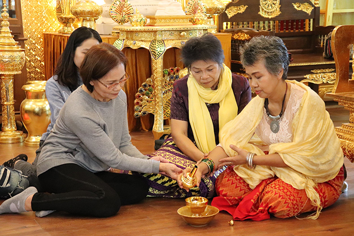 ตู้ไม้สักสำหรับใส่หนังสือพระไตรปิฎก91เล่มภาษาไทย