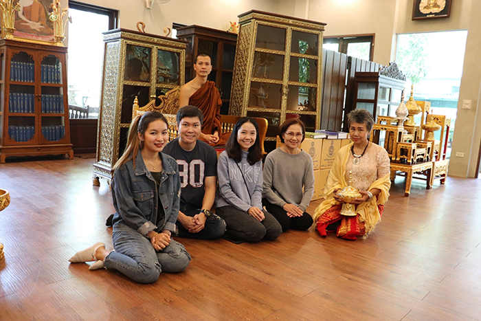 ตู้ไม้สักสำหรับใส่หนังสือพระไตรปิฎก91เล่มภาษาไทย