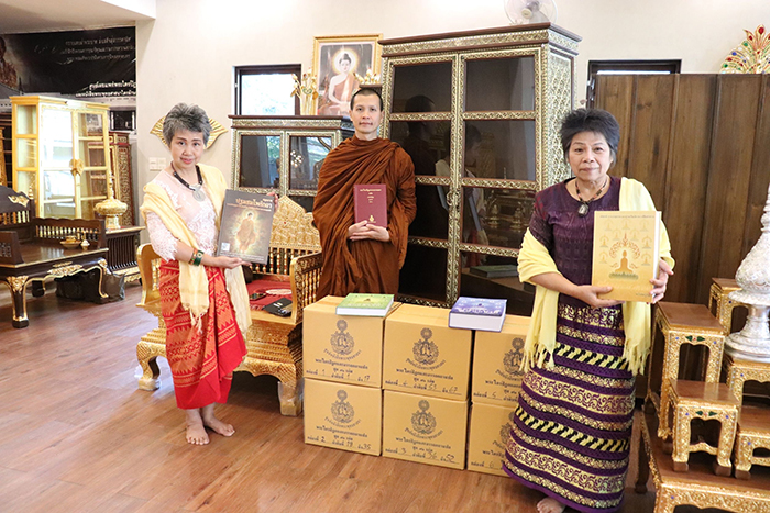 ตู้ไม้สักสำหรับใส่หนังสือพระไตรปิฎก91เล่มภาษาไทย