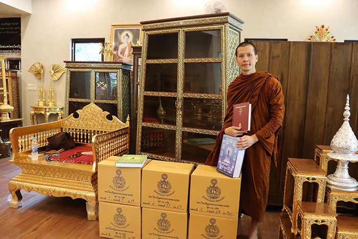 ตู้ไม้สักสำหรับใส่หนังสือพระไตรปิฎก91เล่มภาษาไทย