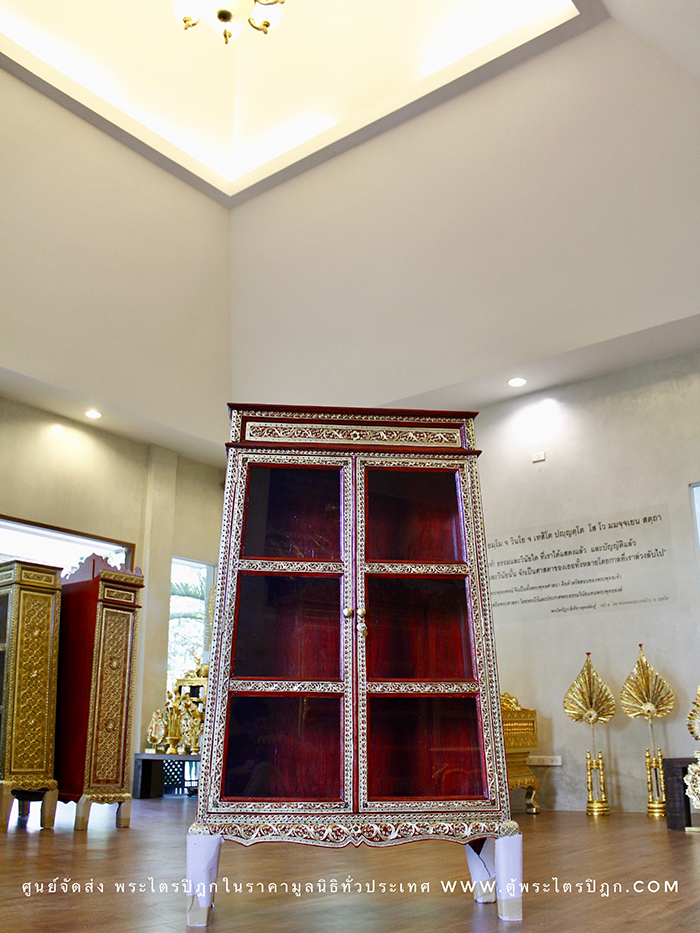 ตู้พระไตรปิฎก สีแดงลวดลายทองประดับกระจกสี ทำจากไม้เบญจพรรณเฟอร์นิเจอร์อย่างดี จากช่างชำนาญการ
สำหรับใส่หนังสือพระไตรปิฎก