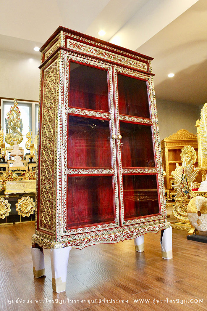 ตู้พระไตรปิฎก สีแดงลวดลายทองประดับกระจกสี ทำจากไม้เบญจพรรณเฟอร์นิเจอร์อย่างดี จากช่างชำนาญการ
สำหรับใส่หนังสือพระไตรปิฎก