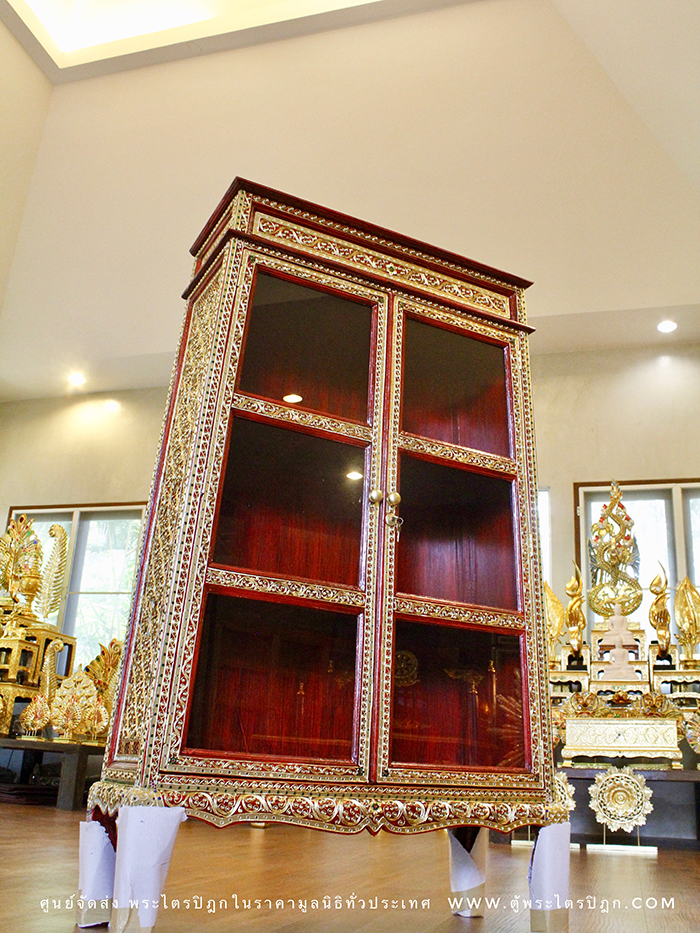 ตู้พระไตรปิฎก สีแดงลวดลายทองประดับกระจกสี ทำจากไม้เบญจพรรณเฟอร์นิเจอร์อย่างดี จากช่างชำนาญการ
สำหรับใส่หนังสือพระไตรปิฎก