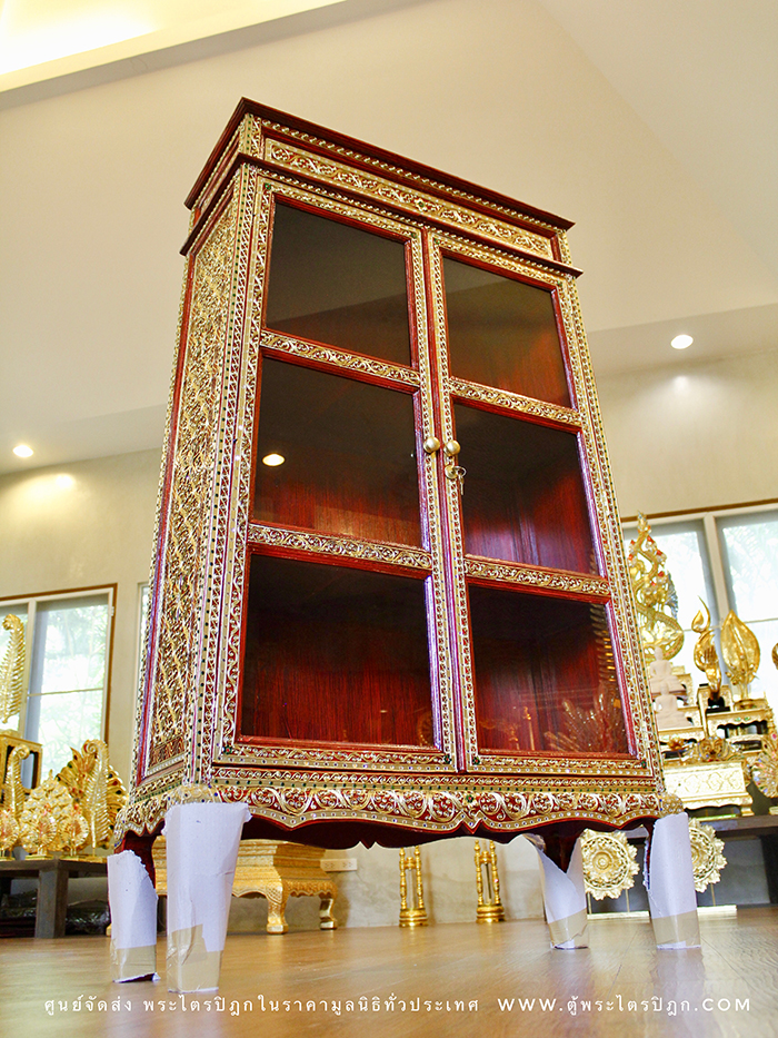 ตู้พระไตรปิฎก สีแดงลวดลายทองประดับกระจกสี ทำจากไม้เบญจพรรณเฟอร์นิเจอร์อย่างดี จากช่างชำนาญการ
สำหรับใส่หนังสือพระไตรปิฎก