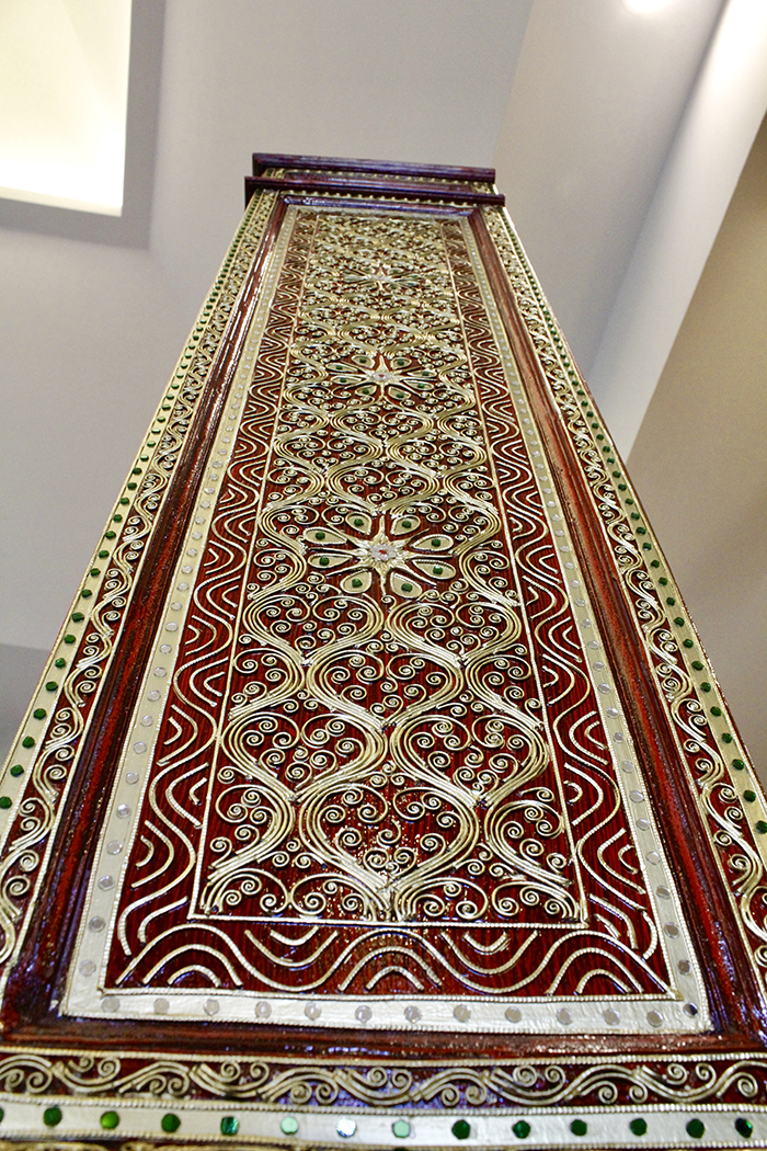 ตู้พระไตรปิฎก สีแดงลวดลายทองประดับกระจกสี ทำจากไม้เบญจพรรณเฟอร์นิเจอร์อย่างดี จากช่างชำนาญการ
สำหรับใส่หนังสือพระไตรปิฎก