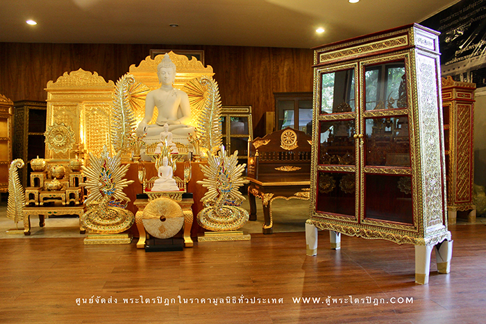 ตู้พระไตรปิฎก สีแดงลวดลายทองประดับกระจกสี ทำจากไม้เบญจพรรณเฟอร์นิเจอร์อย่างดี จากช่างชำนาญการ
สำหรับใส่หนังสือพระไตรปิฎก