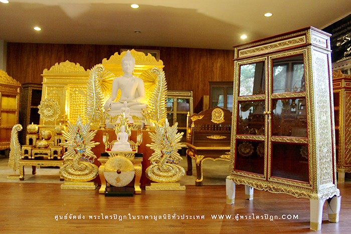 ตู้พระไตรปิฎก สีแดงลวดลายทองประดับกระจกสี ทำจากไม้เบญจพรรณเฟอร์นิเจอร์อย่างดี จากช่างชำนาญการ
สำหรับใส่หนังสือพระไตรปิฎก