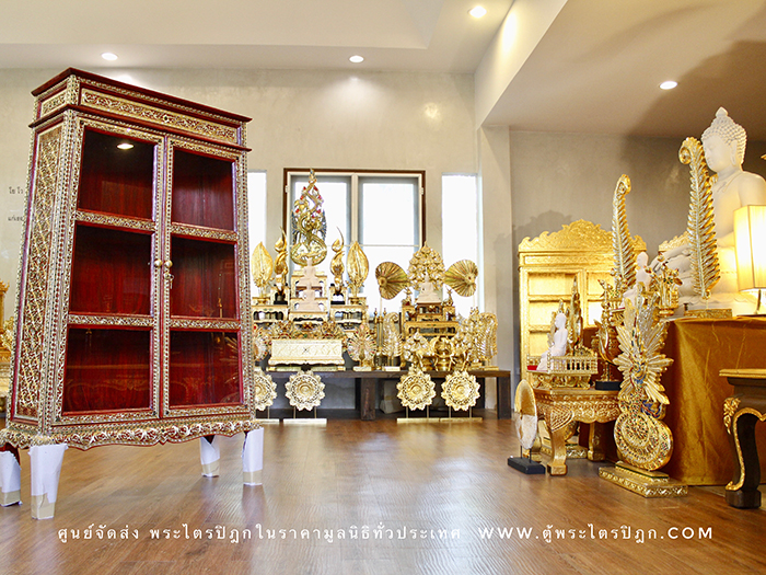 ตู้พระไตรปิฎก สีแดงลวดลายทองประดับกระจกสี ทำจากไม้เบญจพรรณเฟอร์นิเจอร์อย่างดี จากช่างชำนาญการสำหรับใส่หนังสือพระไตรปิฎก