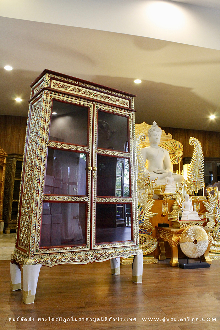 ตู้พระไตรปิฎก สีแดงลวดลายทองประดับกระจกสี ทำจากไม้เบญจพรรณเฟอร์นิเจอร์อย่างดี จากช่างชำนาญการ
สำหรับใส่หนังสือพระไตรปิฎก