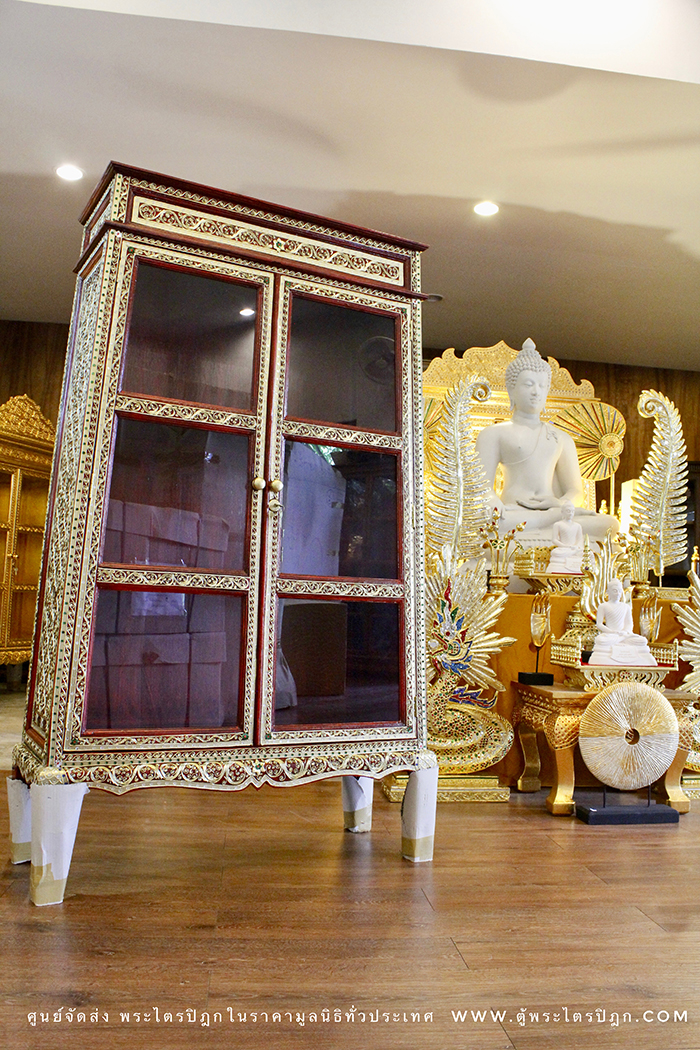 ตู้พระไตรปิฎก สีแดงลวดลายทองประดับกระจกสี ทำจากไม้เบญจพรรณเฟอร์นิเจอร์อย่างดี จากช่างชำนาญการ
สำหรับใส่หนังสือพระไตรปิฎก