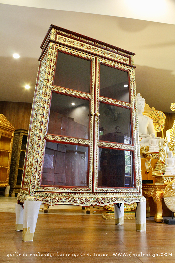 ตู้พระไตรปิฎก สีแดงลวดลายทองประดับกระจกสี ทำจากไม้เบญจพรรณเฟอร์นิเจอร์อย่างดี จากช่างชำนาญการ
สำหรับใส่หนังสือพระไตรปิฎก