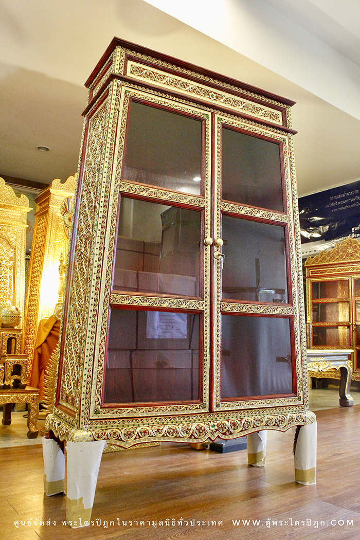 ตู้พระไตรปิฎก สีแดงลวดลายทองประดับกระจกสี ทำจากไม้เบญจพรรณเฟอร์นิเจอร์อย่างดี จากช่างชำนาญการ
สำหรับใส่หนังสือพระไตรปิฎก