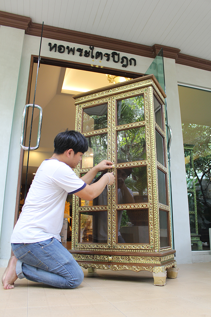 ตู้พระไตรปิฎกไม้สัก เดินลายเส้นทอง ราคา 12,000 บาท