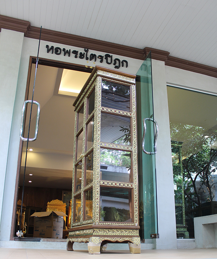 ตู้พระไตรปิฎกไม้สัก เดินลายเส้นทอง ราคา 12,000 บาท