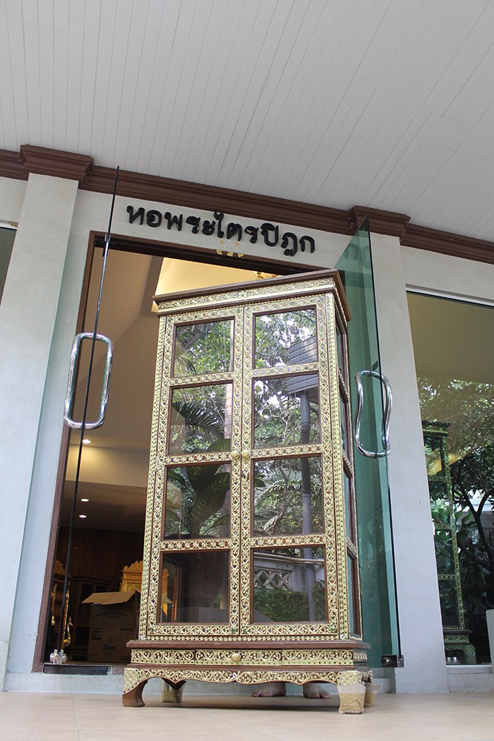 ตู้พระไตรปิฎกไม้สัก เดินลายเส้นทอง ราคา 12,000 บาท