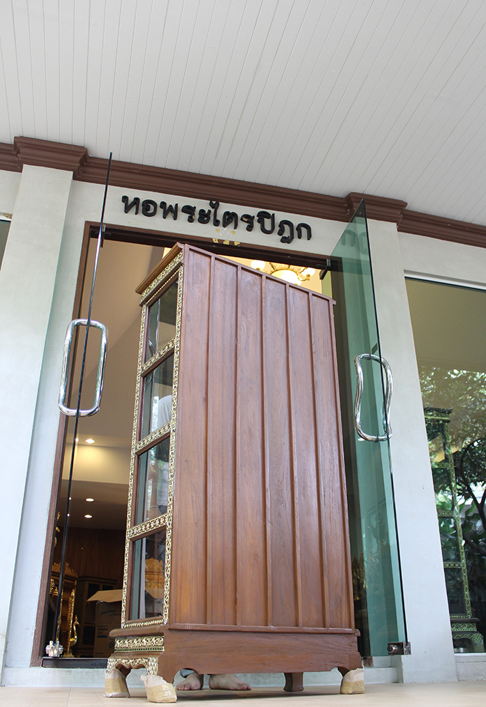 ตู้พระไตรปิฎกไม้สัก เดินลายเส้นทอง ราคา 12,000 บาท