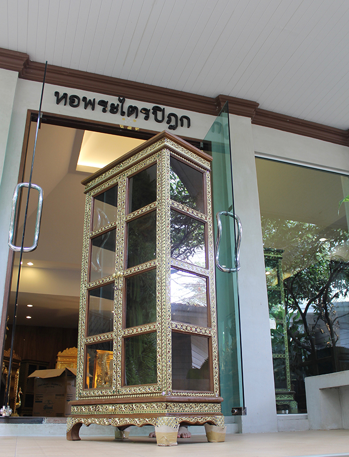 ตู้พระไตรปิฎกไม้สัก เดินลายเส้นทอง ราคา 12,000 บาท