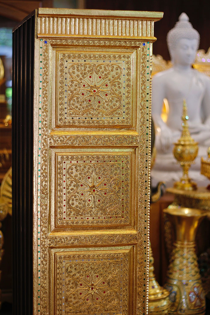 ตู้พระไตรปิฎกไม้สักทั้งหลัง และด้านข้างผนึกไม้สัก ลงรักปิดทอง ราคา 14000 บาท