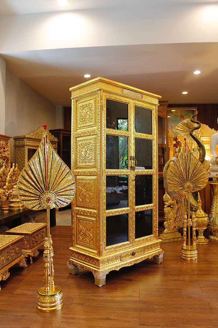 ตู้พระไตรปิฎกไม้สักทั้งหลัง และด้านข้างผนึกไม้สัก ลงรักปิดทอง ราคา 14000 บาท