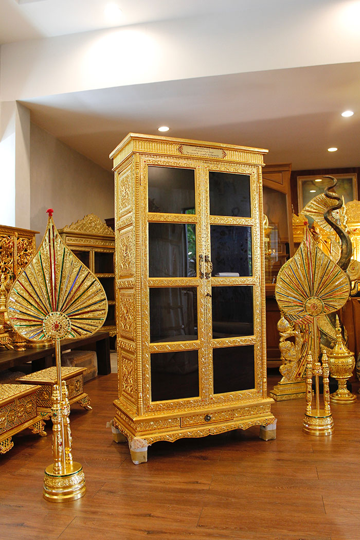 ตู้พระไตรปิฎกไม้สักทั้งหลัง และด้านข้างผนึกไม้สัก ลงรักปิดทอง ราคา 14000 บาท