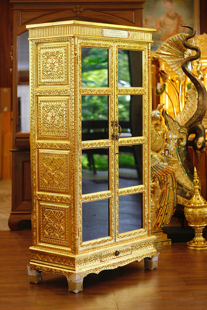 ตู้พระไตรปิฎกไม้สักทั้งหลัง และด้านข้างผนึกไม้สัก ลงรักปิดทอง ราคา 14000 บาท