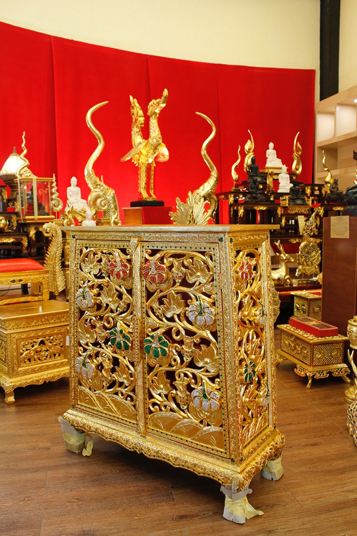 ตู้พระธรรม ไม้เบญจพรรณ ลงรักปิดทอง ประดับกระจกสี และฉลุลวดลาย สวยงาม ราคา 9900 บาท