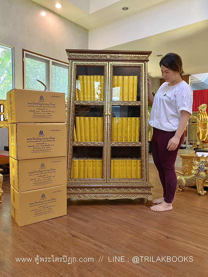 ตู้พระไตรปิฎกหลังนี้ เป็นตู้ที่สร้างขึ้นจากไม้สักทั้งหลัง