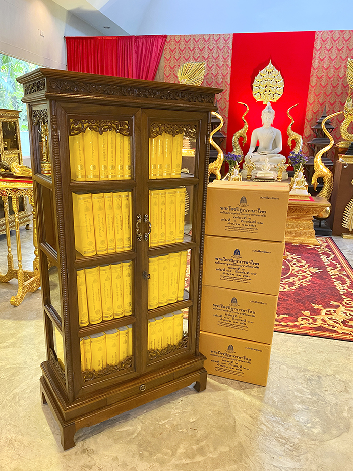 ตู้พระไตรปิฎกไม้สัก ฉลุลายดอก สำหรับหนังสือพระไตรปิฎกภาษาไทย ราคา 12000 บาท