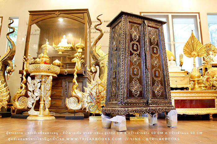 ตู้พระธรรม : ทรงสี่เหลี่ยมคางหมู : สีน้ำตาลเข้ม ลวดลายทอง