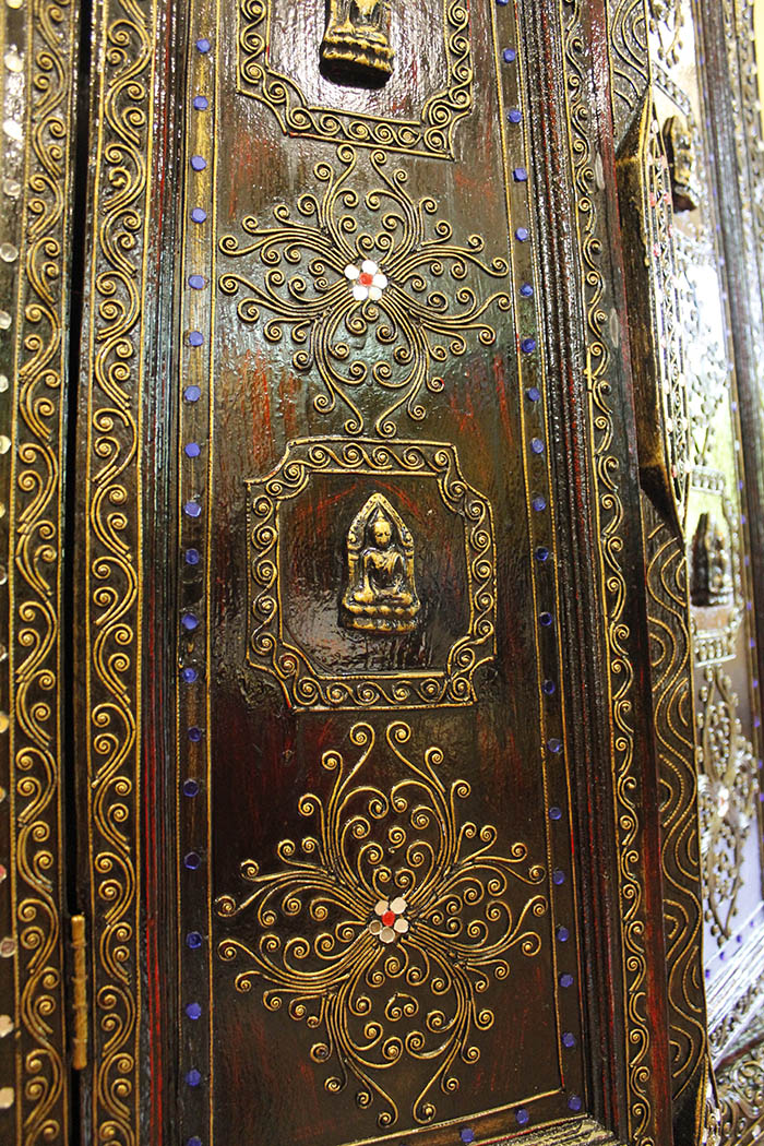 ตู้พระธรรม : ทรงสี่เหลี่ยมคางหมู : สีน้ำตาลเข้ม ลวดลายทอง