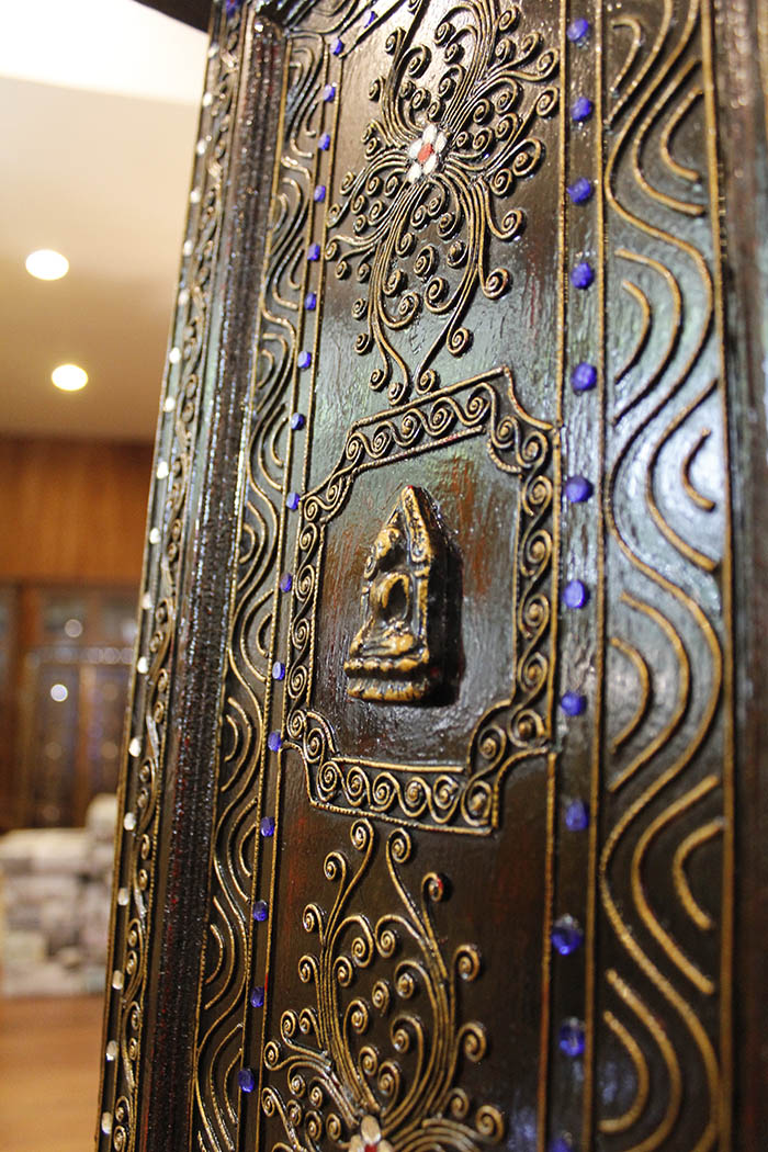 ตู้พระธรรม : ทรงสี่เหลี่ยมคางหมู : สีน้ำตาลเข้ม ลวดลายทอง