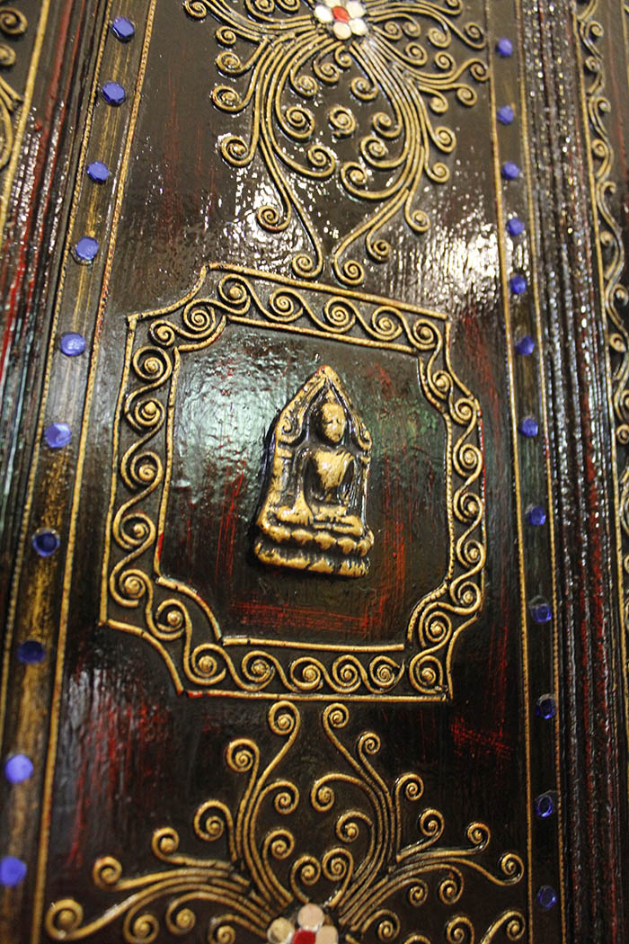 ตู้พระธรรม : ทรงสี่เหลี่ยมคางหมู : สีน้ำตาลเข้ม ลวดลายทอง