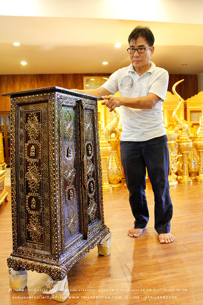 ตู้พระธรรม : ทรงสี่เหลี่ยมคางหมู : สีน้ำตาลเข้ม ลวดลายทอง